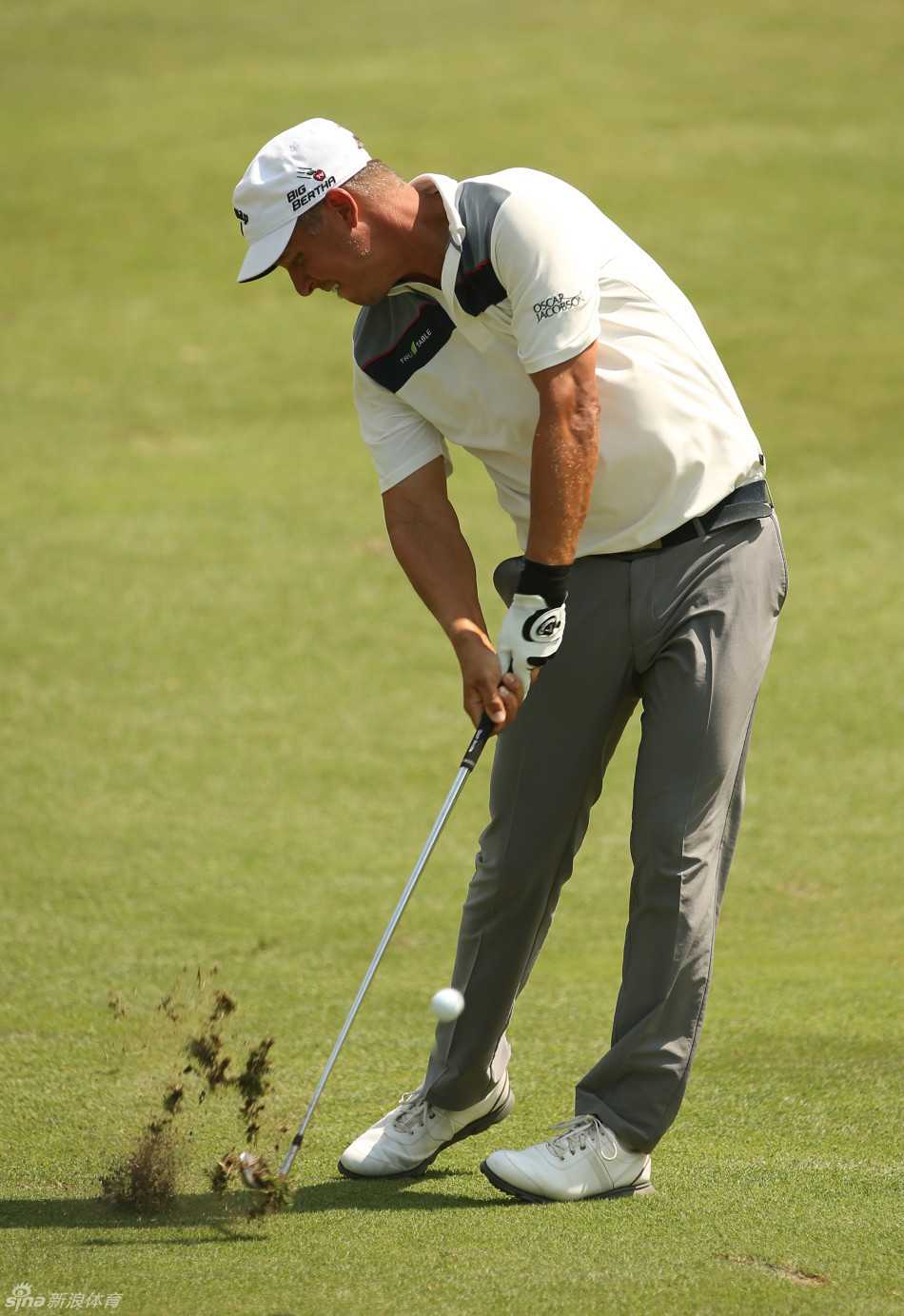 维勒加斯在沙坑中展示精湛救球技巧，沙粒飞溅，小球精准飞向果岭。