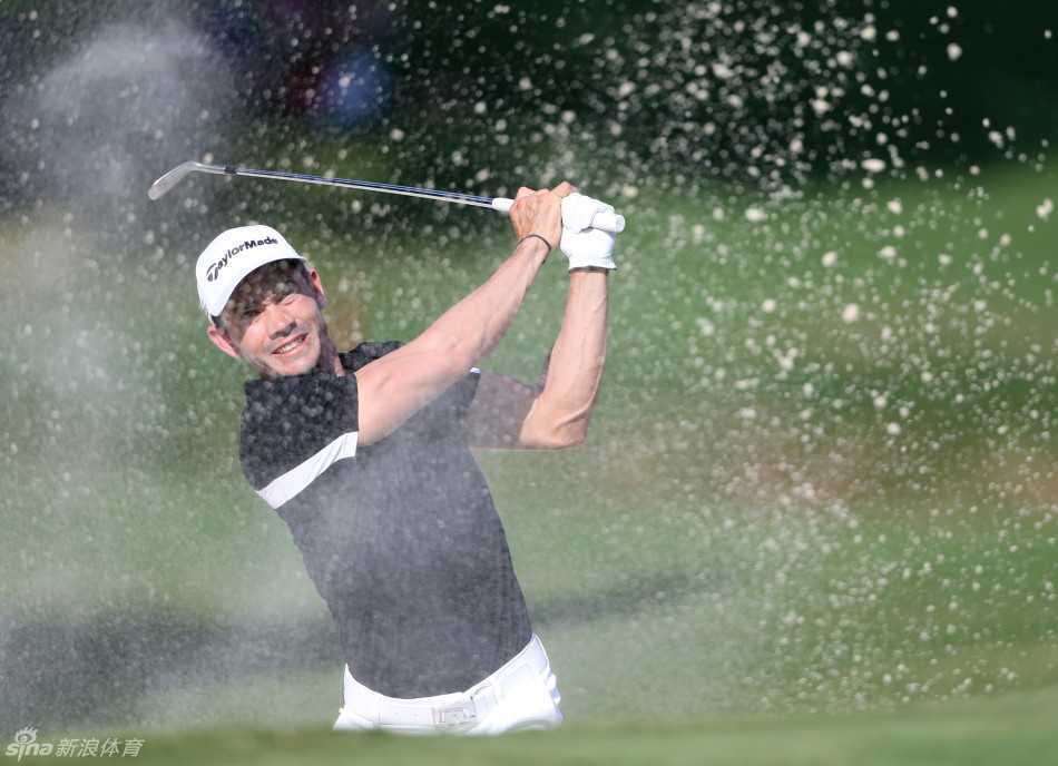 阿根廷选手罗梅罗挥杆瞬间，姿态优雅，动作一气呵成，展现出顶级球员的风范。