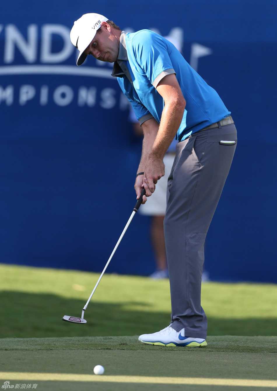 瑞典选手雅各布森沉着冷静，在果岭上审视推杆线路，寻找最佳入洞路径。
