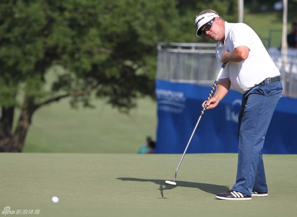 波-范佩特向观众挥手致意，笑容灿烂，展现了高尔夫运动的绅士风度与亲和力。