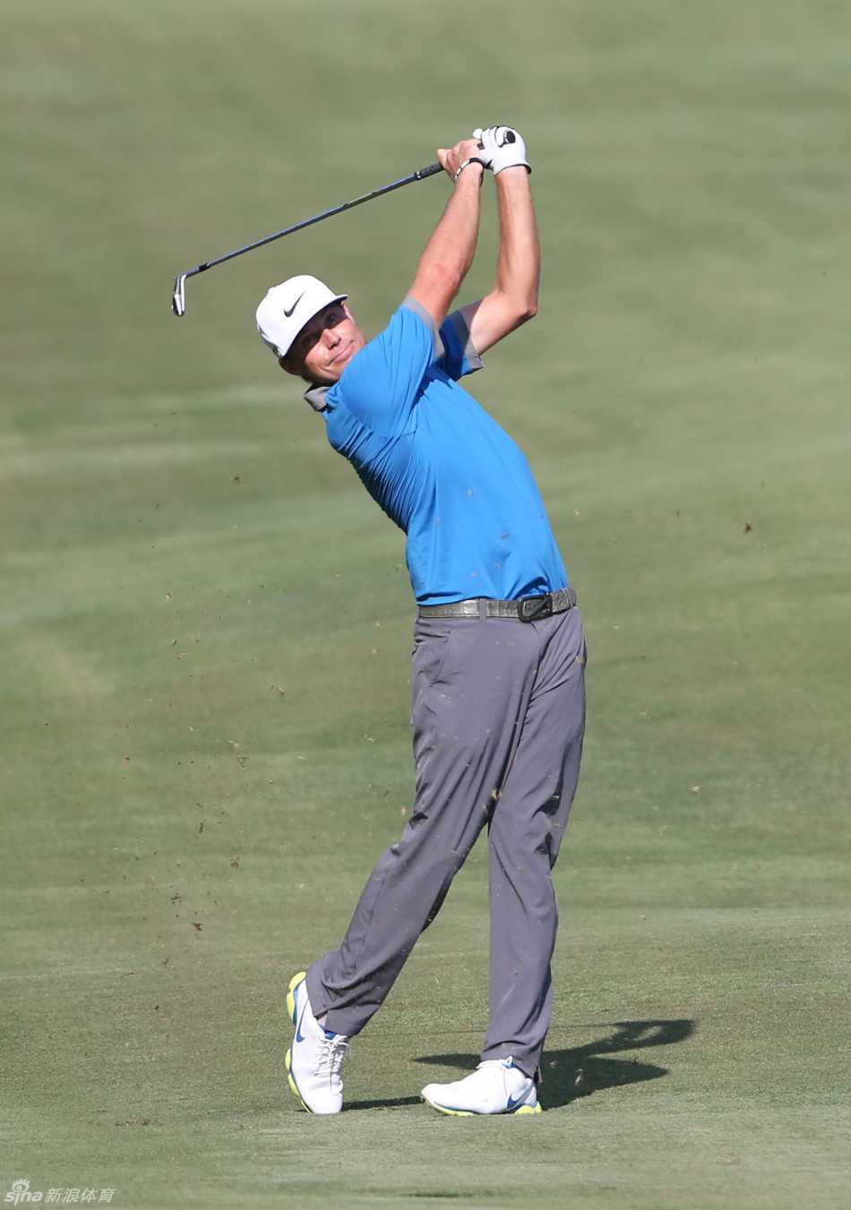 尼克-沃特尼在练习场调整挥杆动作，专注于身体转动与杆头轨迹的协调。