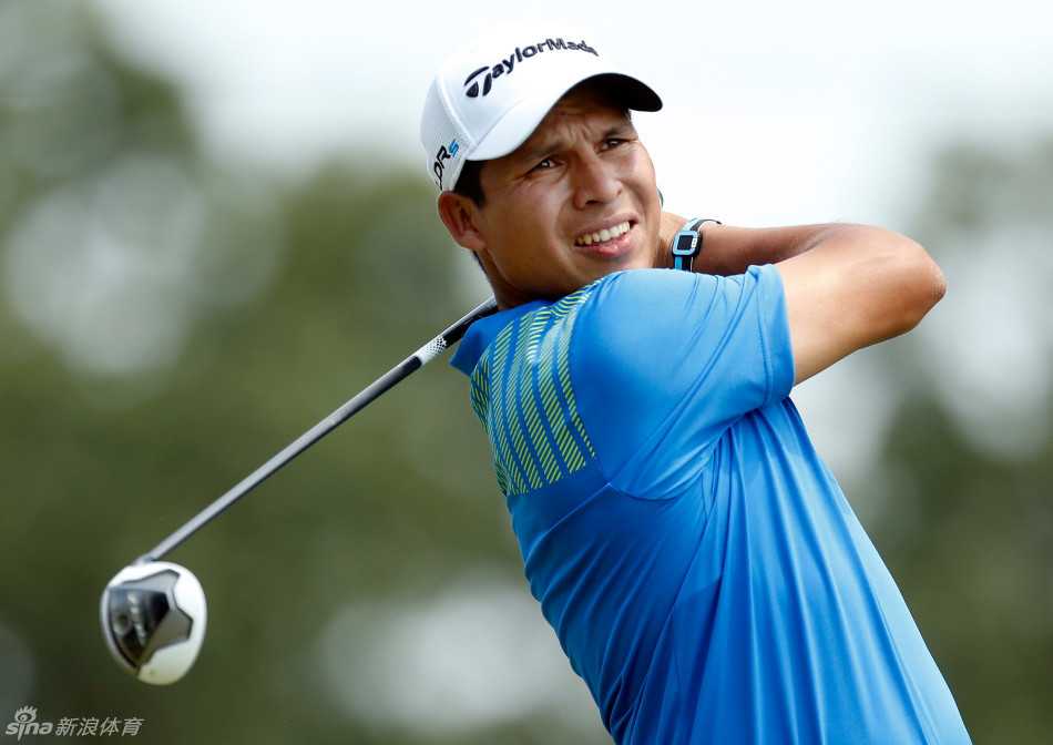 韦伯-辛普森弯腰仔细查看推杆线路，手指轻触草皮，计算着精准的力度与方向。