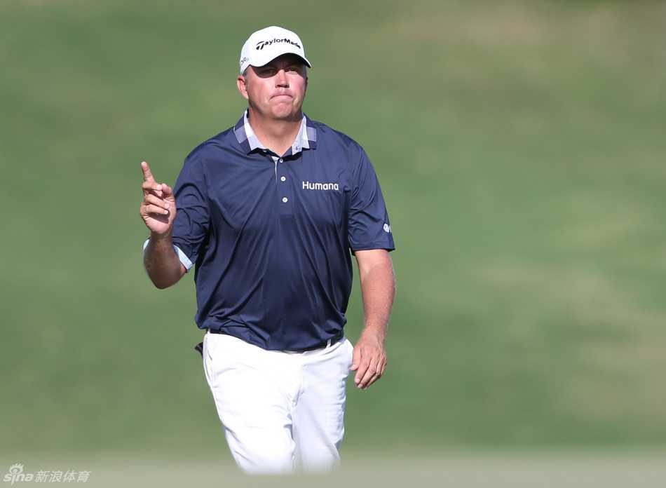 卡尔-佩特森在果岭上轻推小球，眼神紧随球路，期待小白球应声入洞。