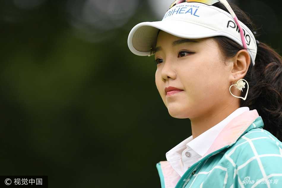 石昱婷在似鸟家具赛第二轮中专注推杆，表情沉着冷静。