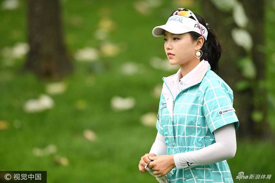 申智爱在比赛中轻松行走，表情自信，展现出领先者的从容气度。