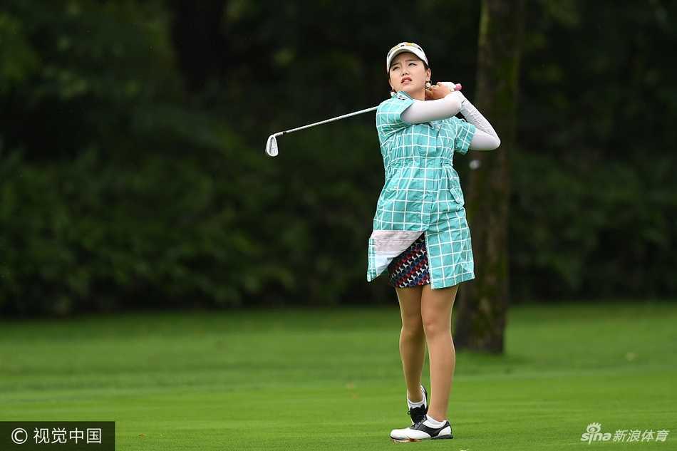 石昱婷挥杆瞬间，动作流畅而有力，尽显职业球员风范。