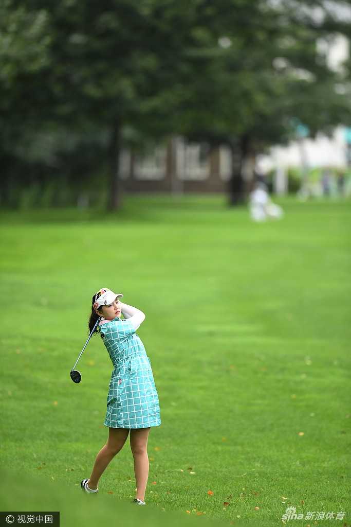 安信爱在比赛中优雅挥杆，动作舒展，尽显技术型球员的细腻风格。