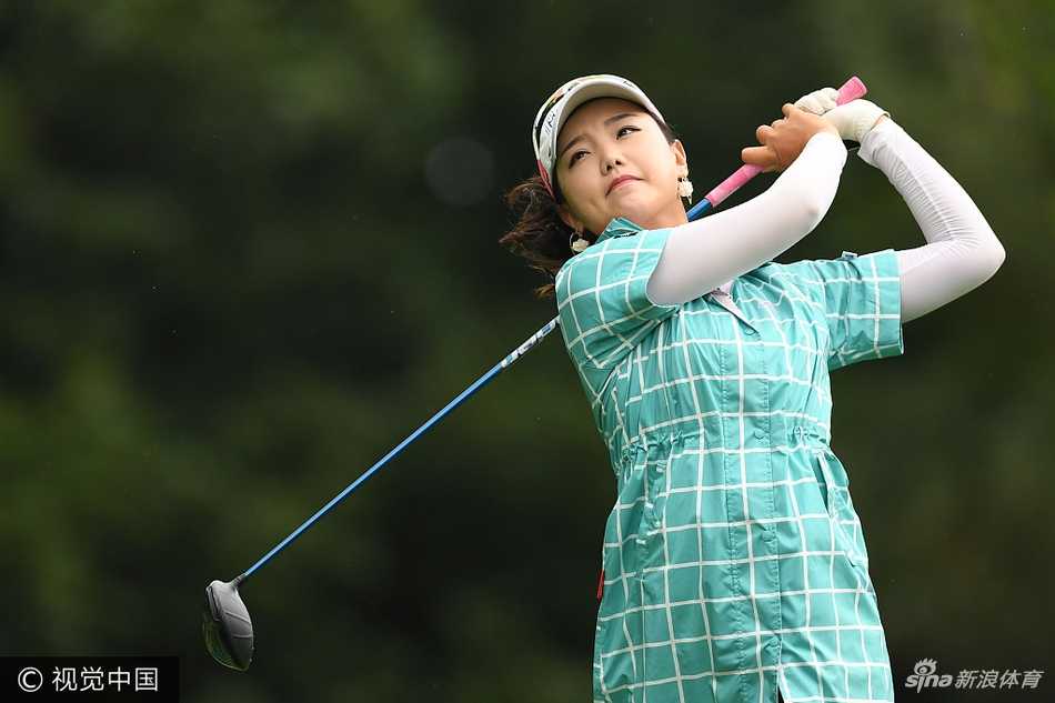 石昱婷在球道上仔细研究球位，为下一杆进攻果岭做出决策。