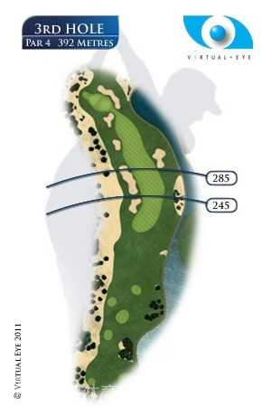 阿布扎比马术俱乐部宏伟的看台与赛道在夕阳下熠熠生辉，充满了现代与传统的交融感。