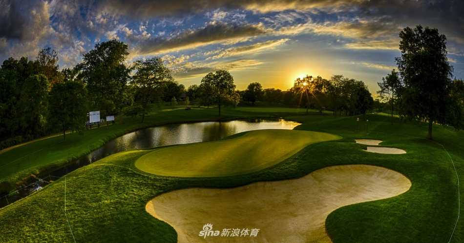 碧蓝的湖水倒映着天空，成为球道旁宁静却危险的水障碍，每一次挥杆都需权衡风险与收益。
