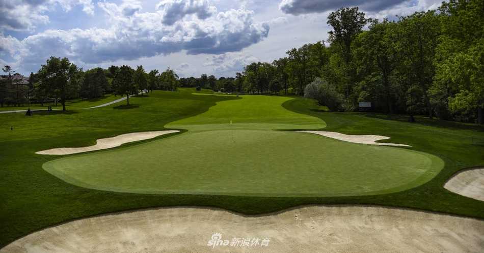 晨曦中的高尔夫球道，如同铺开的绿色绒毯，引导球手开启一天的挑战。