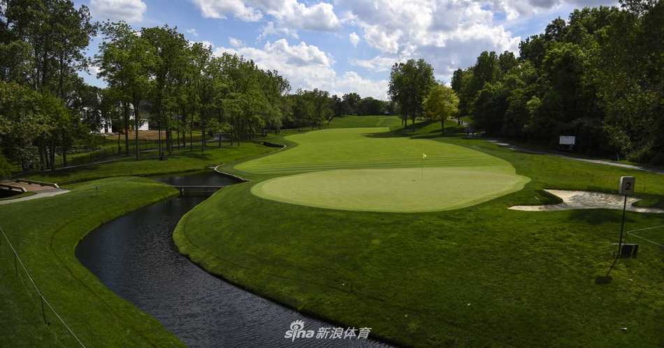 蜿蜒的沙坑如同金色河流，守护着起伏的果岭，考验着球手每一次精准的进攻。
