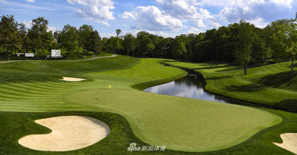 夕阳为整个球场镀上金边，球手与球童的身影被拉长，构成一幅充满故事感的运动剪影。