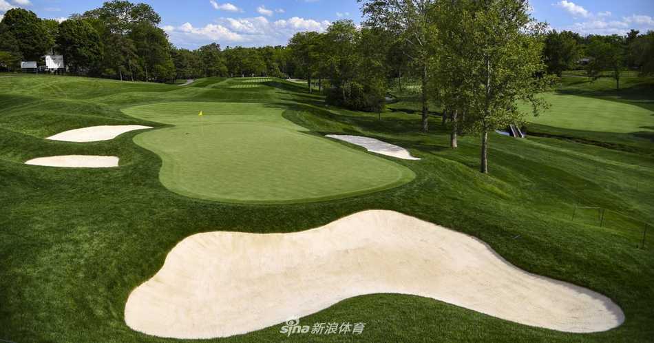 开阔的发球台面向广阔球道，球手在此凝神静气，准备打出决定整个洞进攻节奏的第一杆。