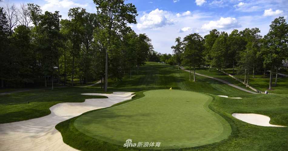 黄昏时分，最后一洞的果岭沐浴在温暖光影中，标志着一天精彩而充实的高尔夫之旅圆满结束。