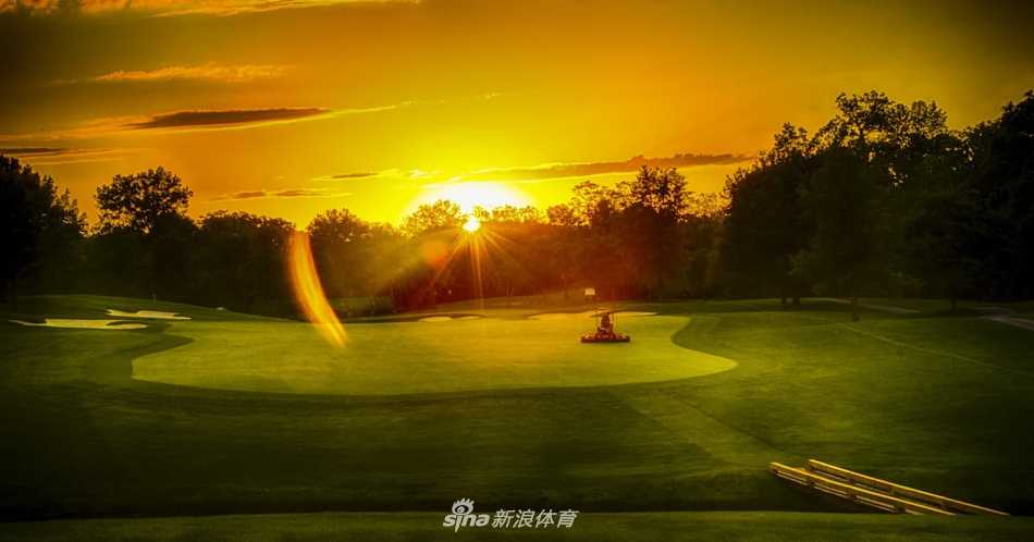 球道在远山的背景下优雅延伸，沙坑与长草区勾勒出优美的线条，展现球场设计的韵律感。