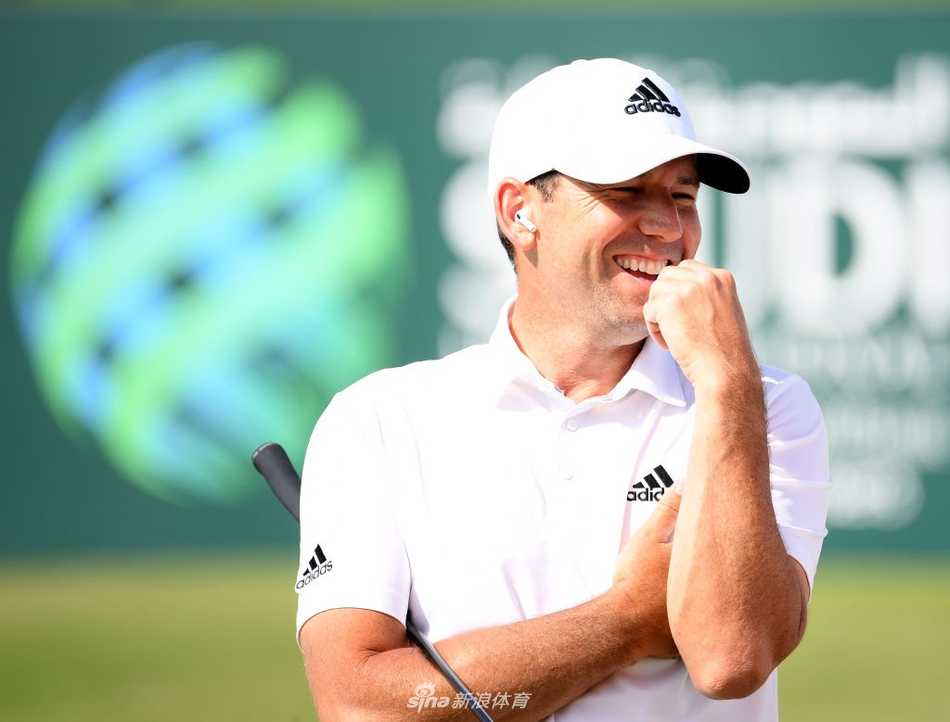 科普卡身穿阿迪达斯战袍，在练习果岭上俯身轻推，白色高尔夫球在丝绒般的草皮上朝着球洞缓缓滚动。