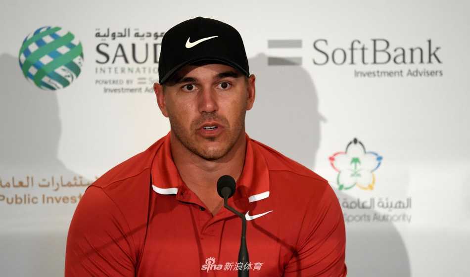 赛事练习日全景，远处是典型的沙漠地貌与现代球场设施，众多球星与工作人员点缀其间，呈现出一派繁忙而专业的备战景象。