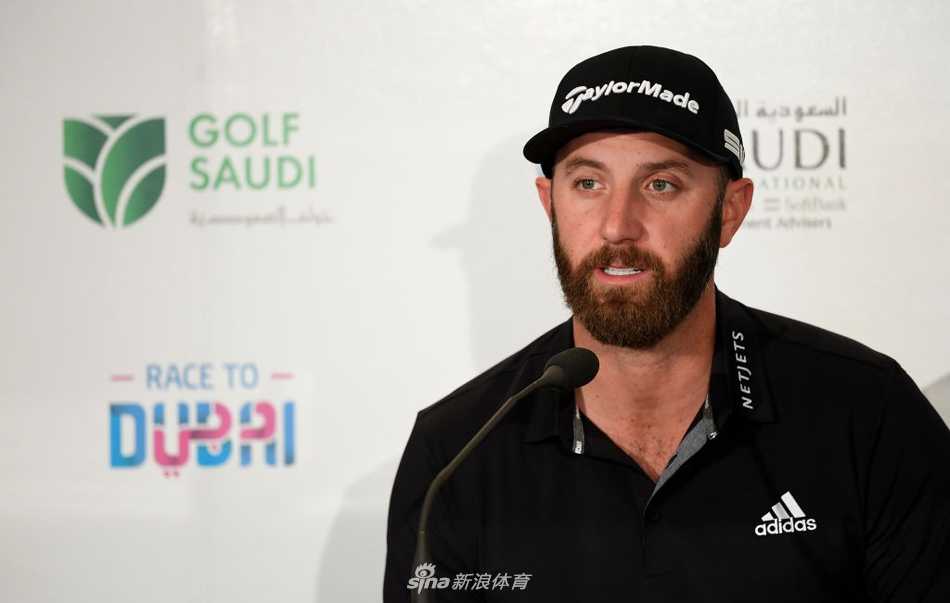 赛场一角展示着带有‘沙特高尔夫’、‘迪拜竞赛’等标识的赛事背景板，凸显了这场沙漠精英赛在国际高尔夫版图中的重要地位。