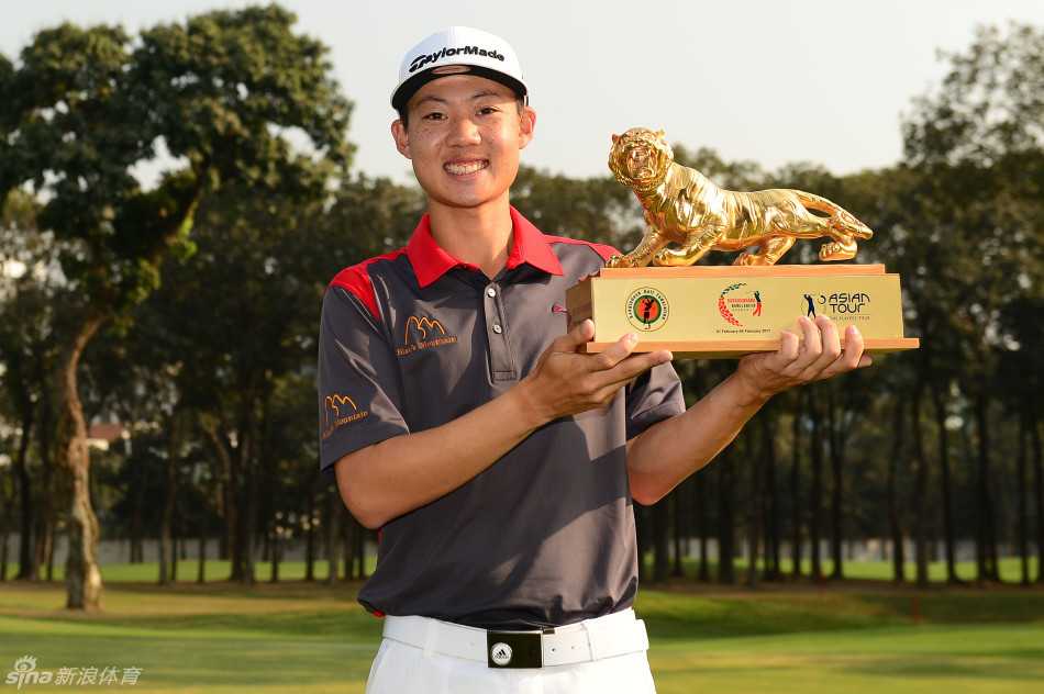 禅心挥杆破茧成蝶 泰国新星杰兹亚巡首冠传奇 杰尼瓦塔纳隆在果岭边凝神观察推击线路,眼神专注而坚定,仿佛已与脚下的草纹合二为一。