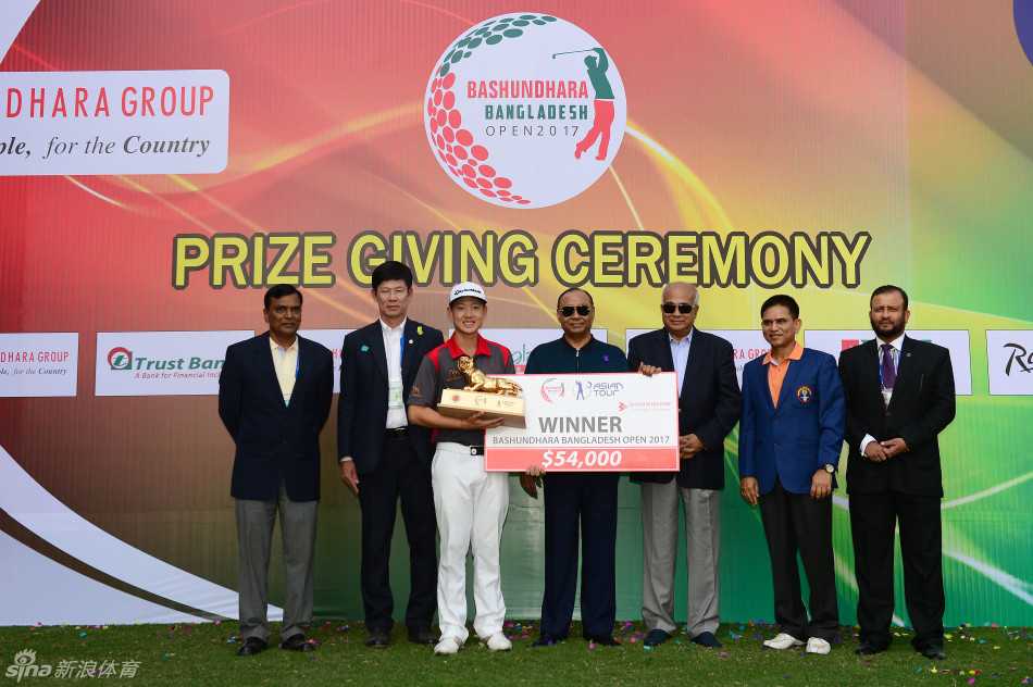 禅心挥杆破茧成蝶 泰国新星杰兹亚巡首冠传奇 泰国小将杰尼瓦塔纳隆面带微笑,优雅举起冠军奖杯,阳光洒在银杯上反射出耀眼的光芒。