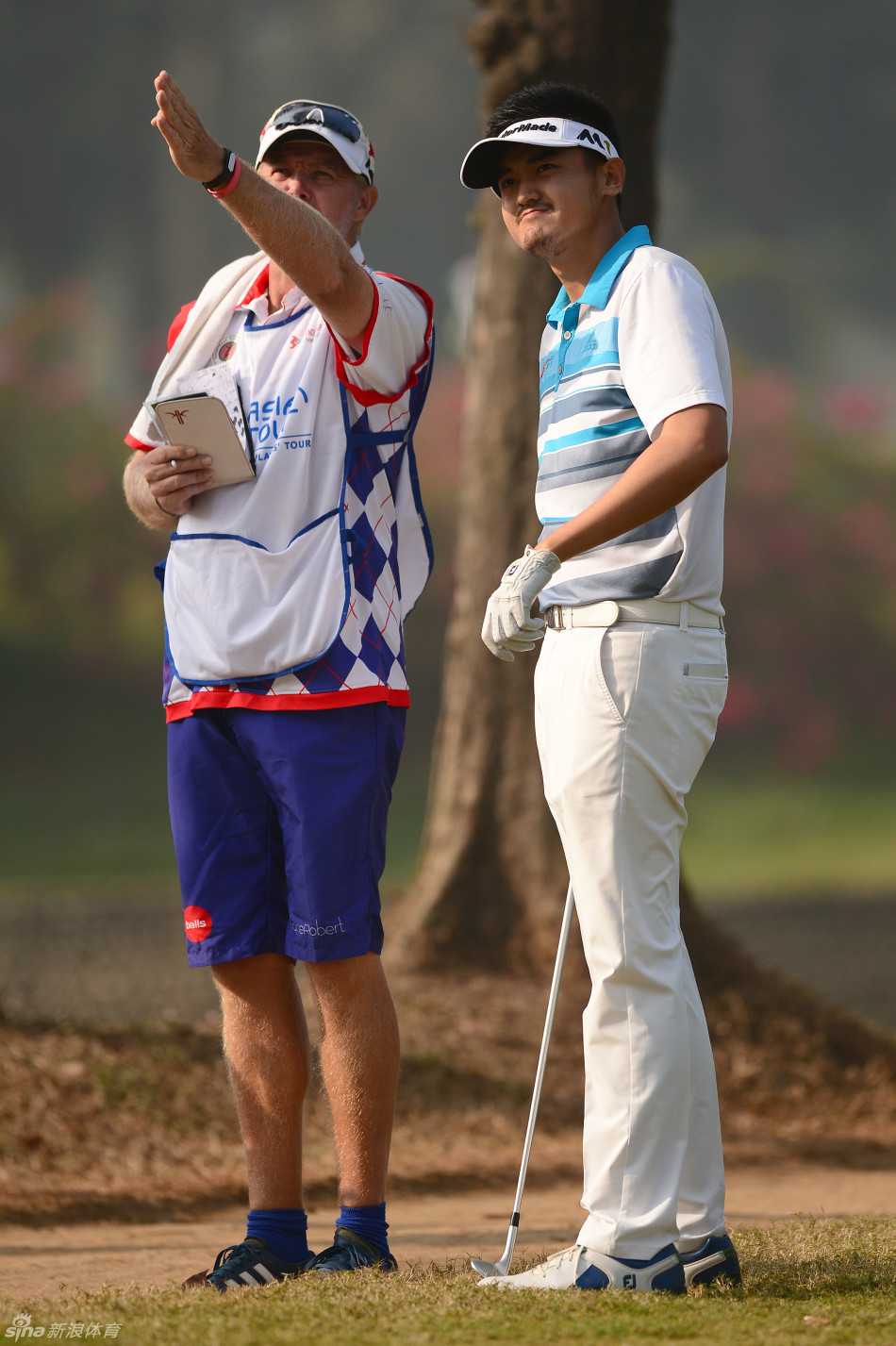 禅心挥杆破茧成蝶 泰国新星杰兹亚巡首冠传奇 道奇凯默在果岭上俯身进行关键推击,全场观众屏息凝神,等待小白球滚入洞杯的瞬间。