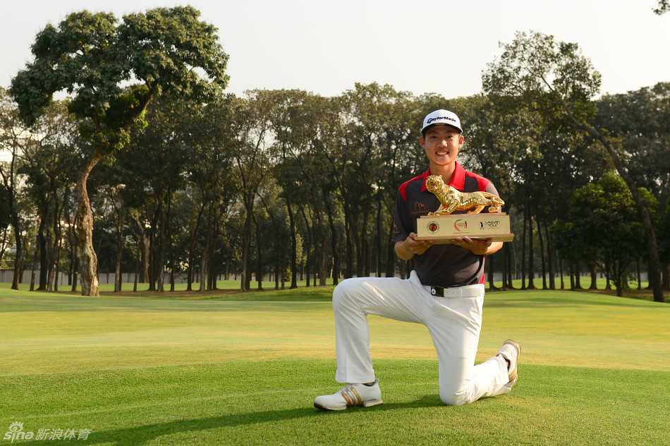 禅心挥杆破茧成蝶 泰国新星杰兹亚巡首冠传奇 杰尼瓦塔纳隆与球童在球道上并肩前行,夕阳将他们的身影拉长,默契的交流无声进行着。