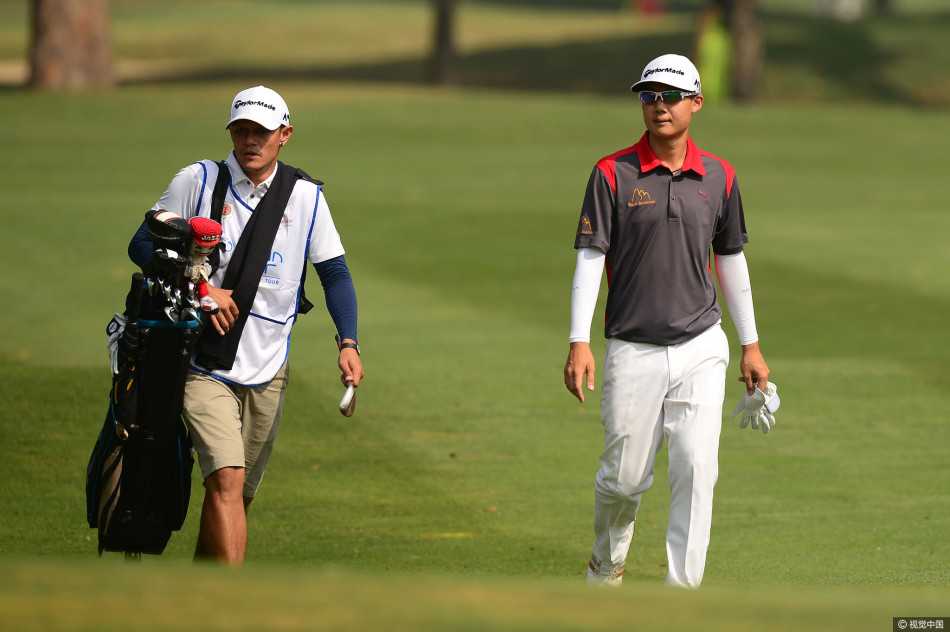 禅心挥杆破茧成蝶 泰国新星杰兹亚巡首冠传奇 杰尼瓦塔纳隆在树林中冷静观察球位,思考如何将球安全救出,困境中尽显智慧与胆识。