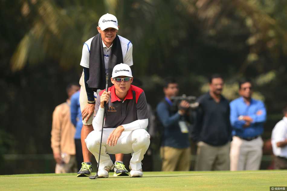 禅心挥杆破茧成蝶 泰国新星杰兹亚巡首冠传奇 夺冠后,杰尼瓦塔纳隆与团队热情拥抱庆祝,笑容灿烂,所有的压力与付出在此刻化为纯粹的喜悦。