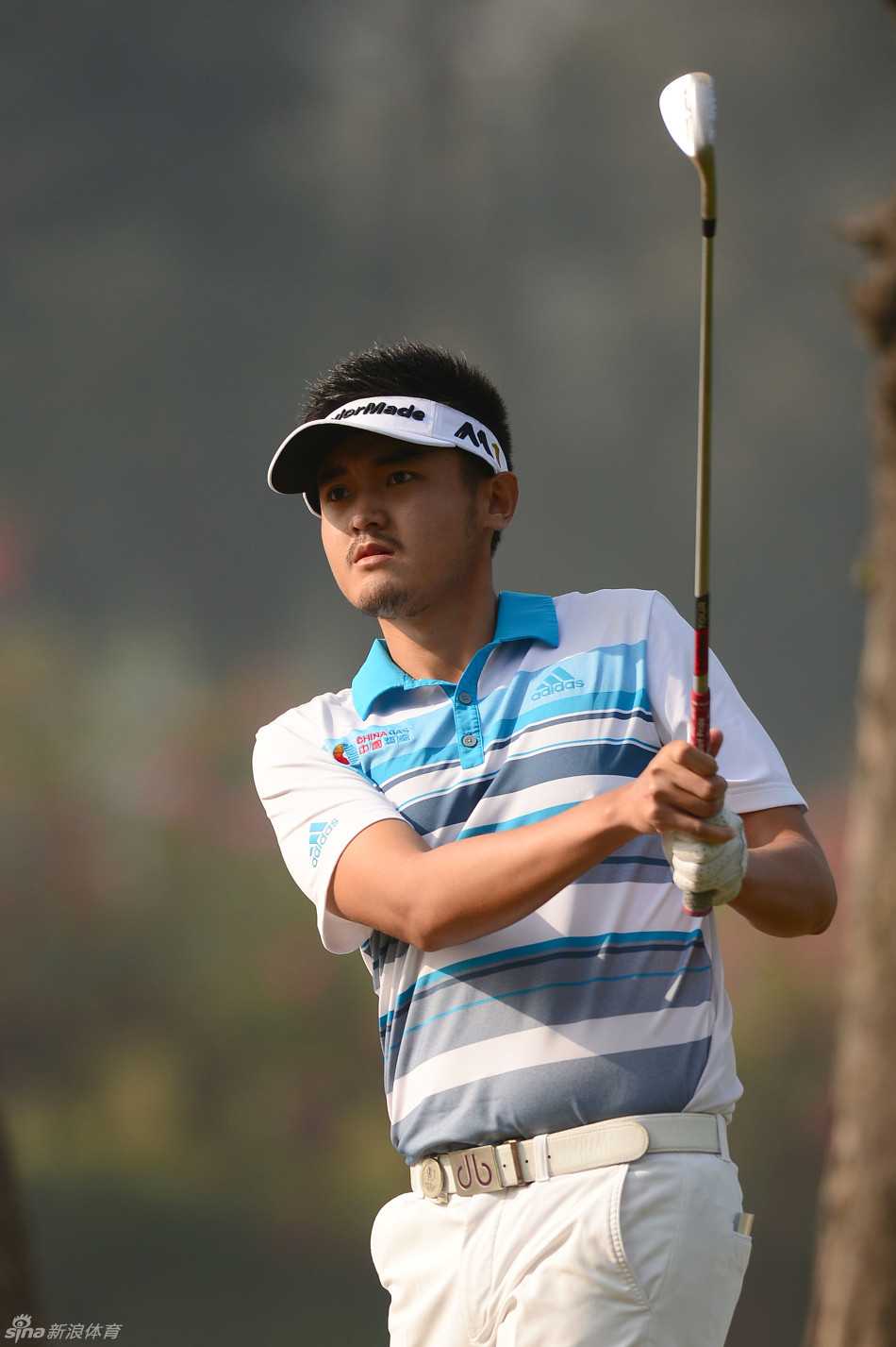 禅心挥杆破茧成蝶 泰国新星杰兹亚巡首冠传奇 孟加拉本土名将斯迪库尔拉赫曼在沙坑中救球,沙粒飞扬,展现出他扎实的基本功和顽强斗志。