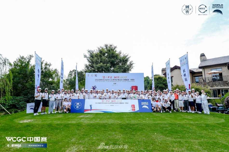 秋日湖畔开球仪式，参赛球员整齐列队，白色小球在发球台上等待击向远方