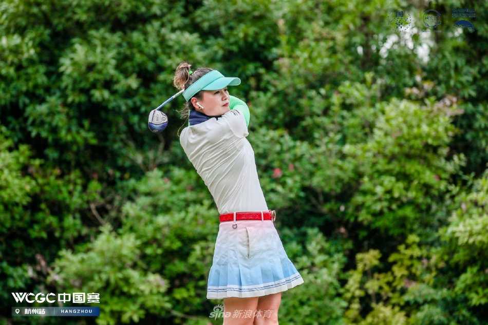 绿茵果岭上，球员弯腰专注查看推杆线路，神情认真而沉稳