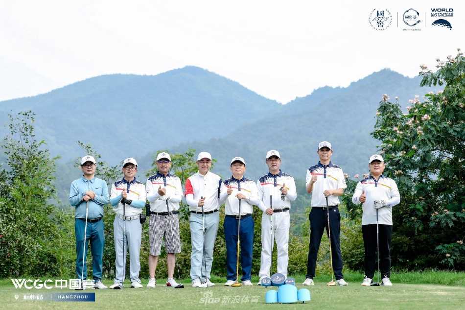 获胜球员手持奖杯与鲜花，在众人掌声中绽放自豪笑容，荣耀时刻被永恒记录