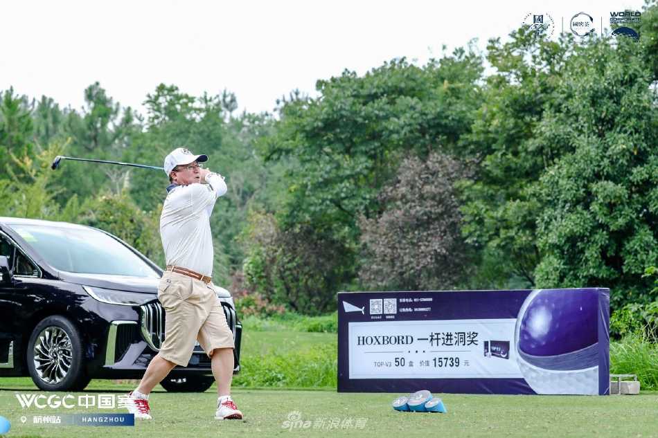 金色夕阳下，球员完成最后一推，背景是宁静的湖泊与远山，画面静谧而美好