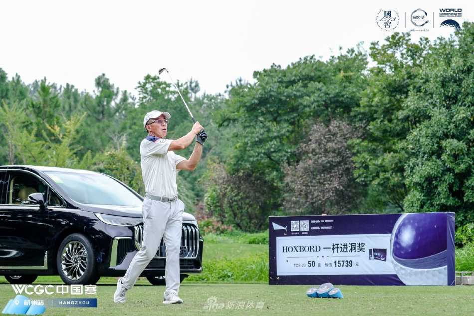 比赛现场展示的赞助商一杆进洞大奖，醒目奖牌静候幸运儿的诞生