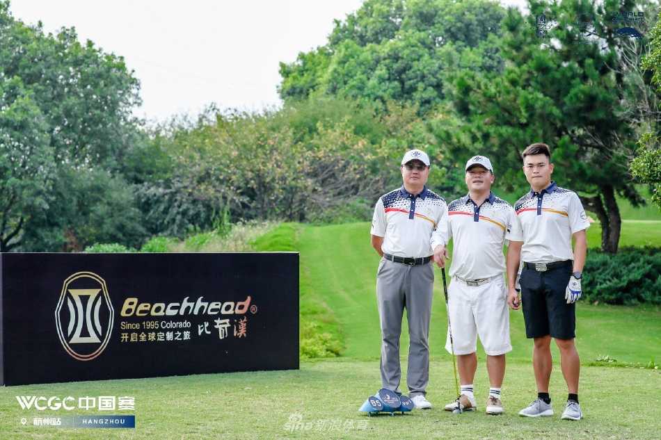 所有参赛球员与嘉宾齐聚，在赛事背景板前留下充满成就感与欢笑的大合影