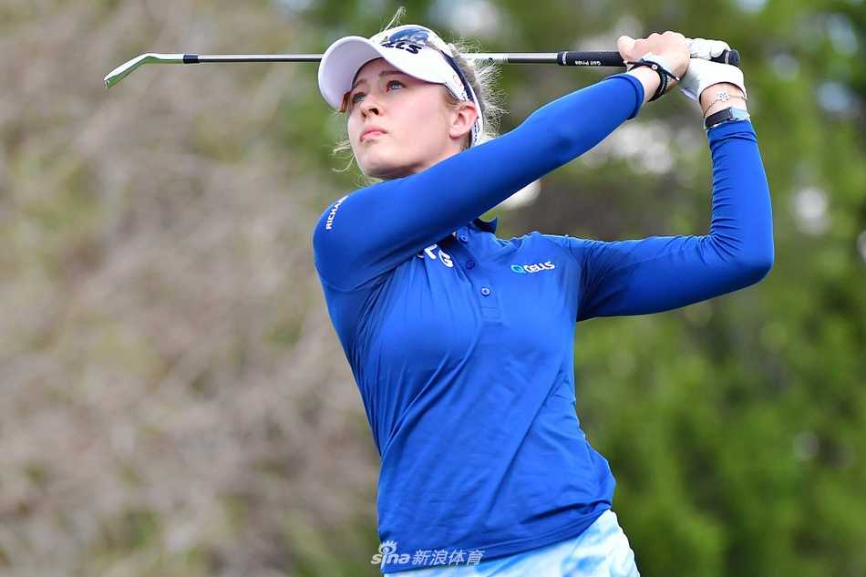 冠军推杆进洞瞬间，内莉·科达握拳庆祝，喜悦之情溢于言表