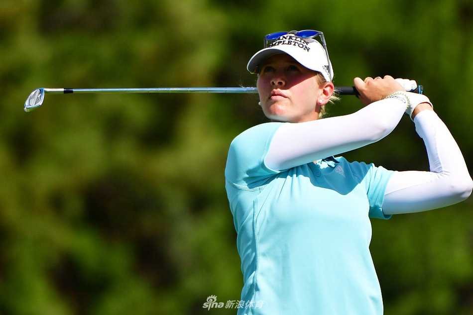 内莉·科达手捧冠军奖杯绽放灿烂笑容，标志着新一代球后的崛起