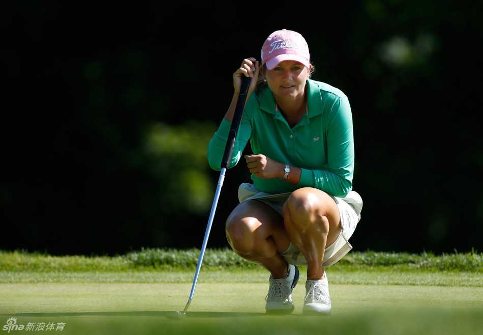 世界第一朴仁妃正屏息凝神，准备推出关键一杆，她的眼神如磐石般坚定，仿佛周遭世界都已静止，唯有眼前的球线与球洞。