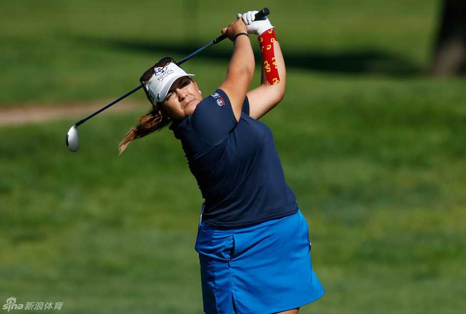 莉泽特-萨拉斯在比赛中优雅挥杆，身姿挺拔，白色的高尔夫球在空中划出一道完美的弧线，飞向远方的果岭。