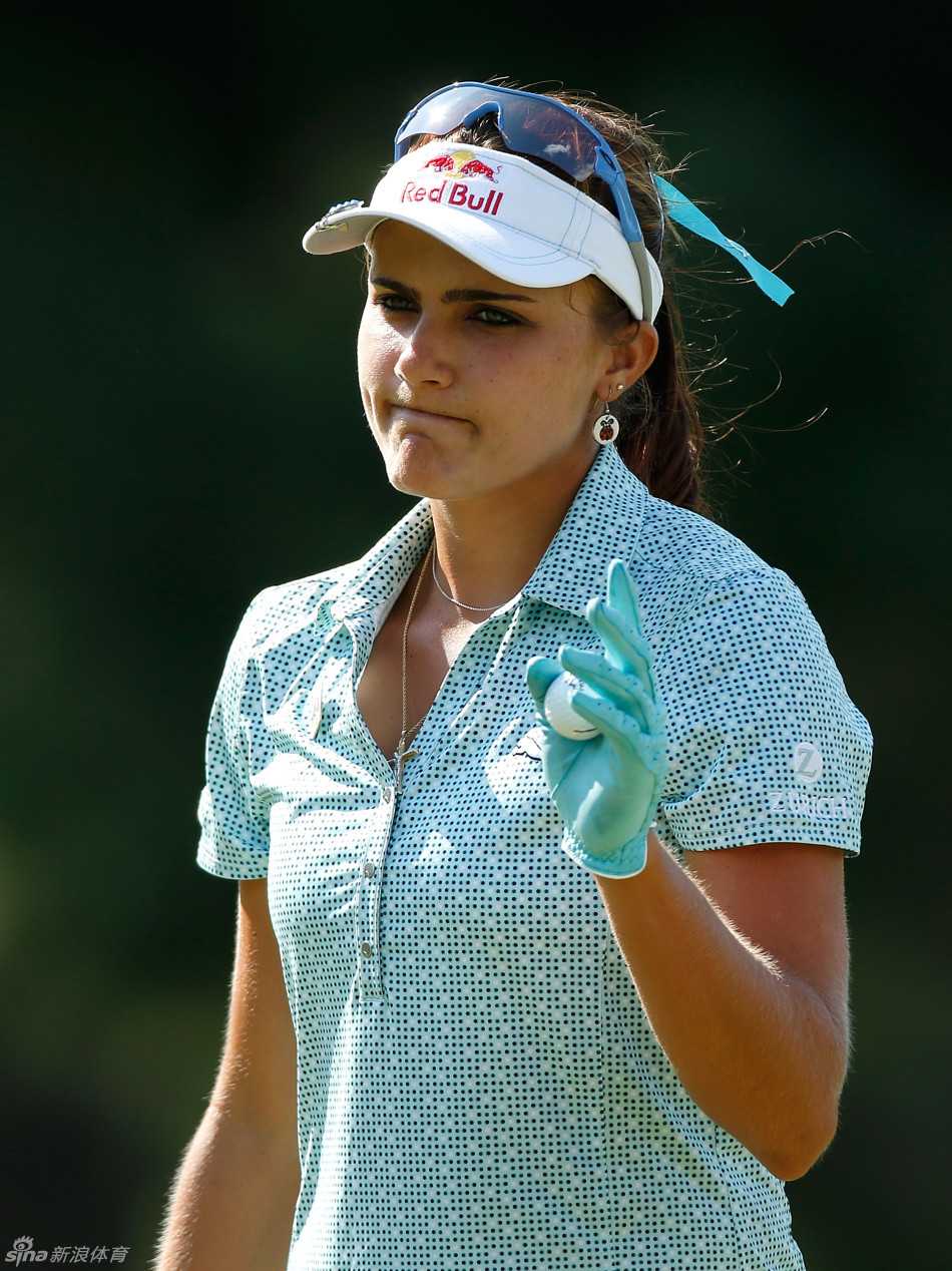 韩国美女崔芸精在球道上露出明媚的笑容，充满活力的姿态感染了整个赛场，仿佛胜利的喜悦已提前绽放。