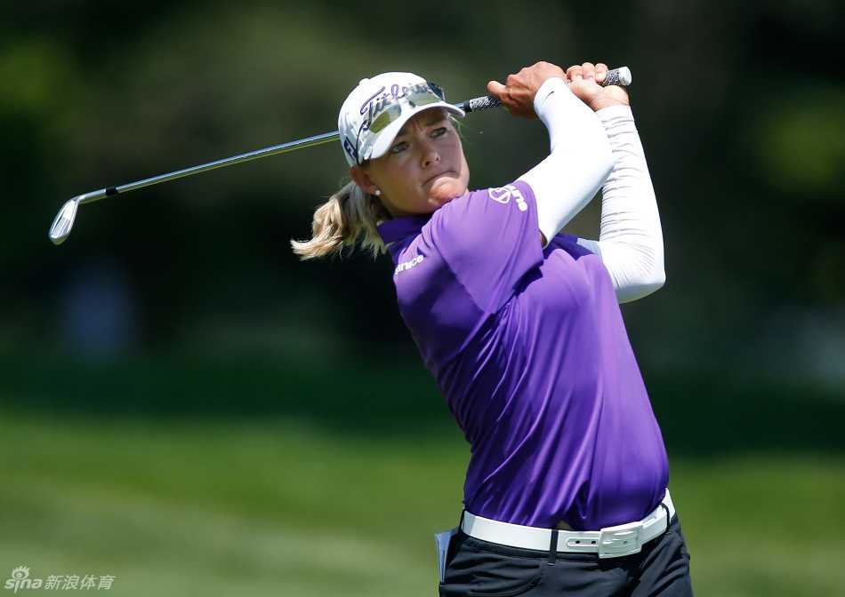 中华台北姑娘徐薇凌在果岭边细致观察地形，她微微蹙眉，全神贯注地计算着推杆的线路与力度。