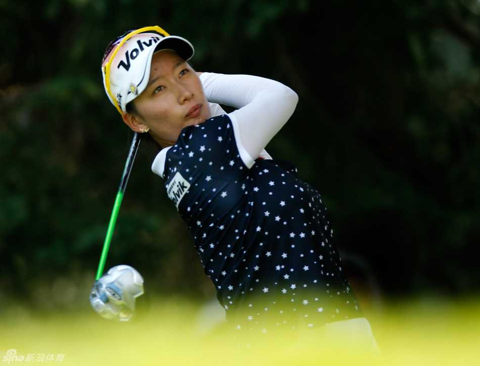 凯瑟琳-科克表情极度专注地准备击球，她紧抿双唇，整个世界仿佛都凝聚在了她与手中的球杆之上。