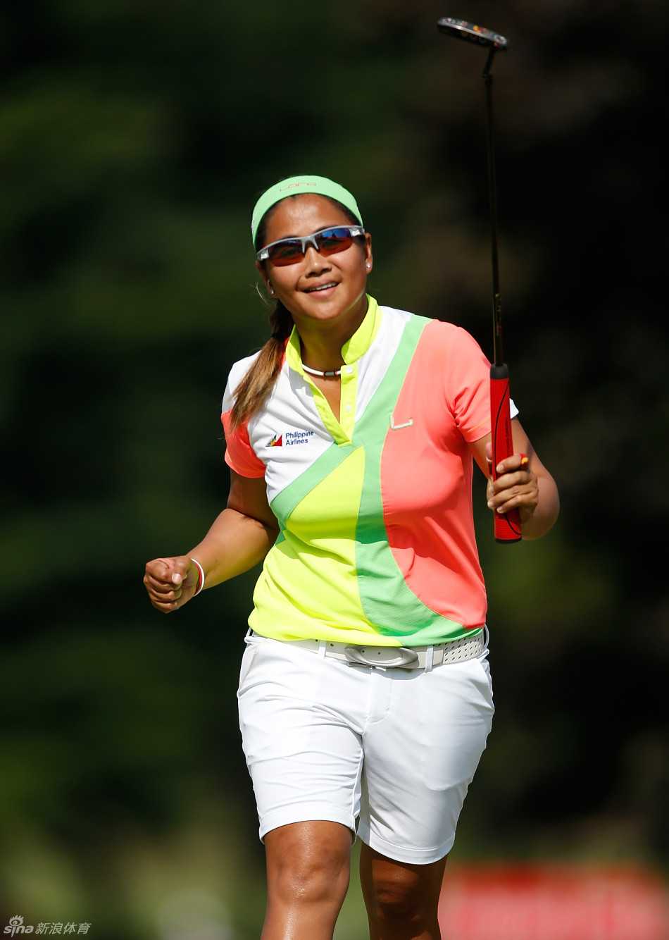 罗莎丽斯活力十足地行走在球道上，她步伐轻快，脸上洋溢着乐观与坚定的神采，仿佛正享受着比赛的每一刻。