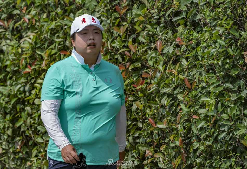 秦岭山下挥杆逐梦 全运赛场群英荟萃 高尔夫球手在秦岭如画的背景下凝神准备推杆,远处群山连绵,赛场宁静而专注。