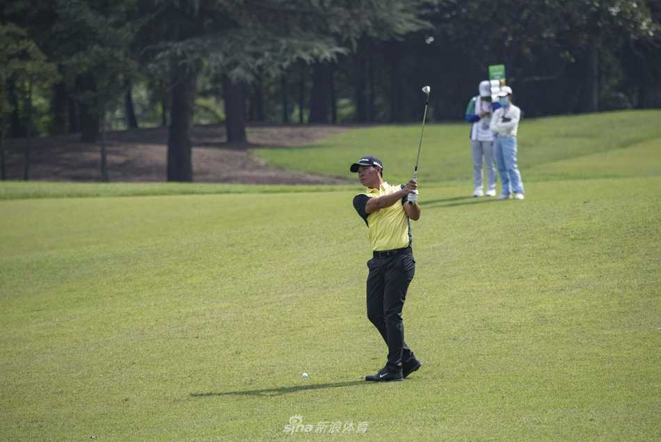 秦岭山下挥杆逐梦 全运赛场群英荟萃 年轻女球手在沙坑中沉着击球,沙粒飞扬瞬间展现力量与技巧的完美结合。