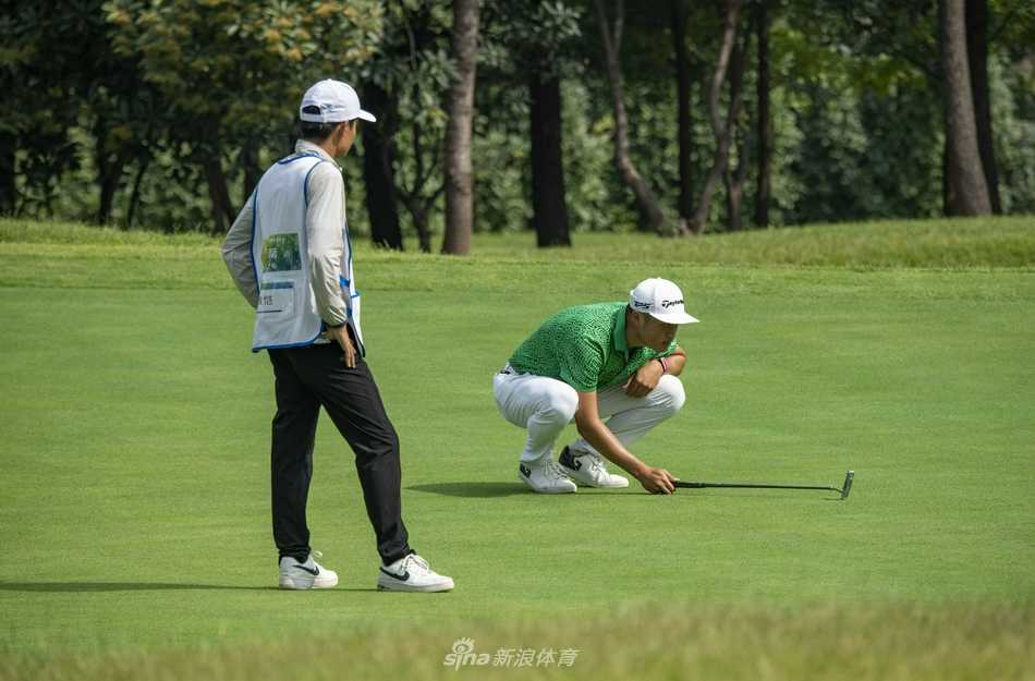 秦岭山下挥杆逐梦 全运赛场群英荟萃 运动员在风景如画的球道上专注地完成长杆击球,动作流畅而充满力量。