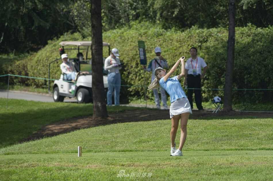 秦岭山下挥杆逐梦 全运赛场群英荟萃 高尔夫球手优雅地完成推杆随挥动作,夕阳为其身影勾勒出金色的轮廓。