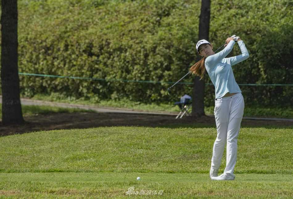 秦岭山下挥杆逐梦 全运赛场群英荟萃 女球手在击球后抬头眺望小球飞行轨迹,眼神中充满期待与坚定。
