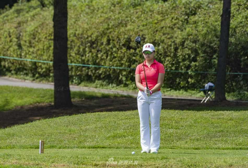秦岭山下挥杆逐梦 全运赛场群英荟萃 球员在开球台自信开球,白色小球在空中划出一道优美的弧线飞向远方。
